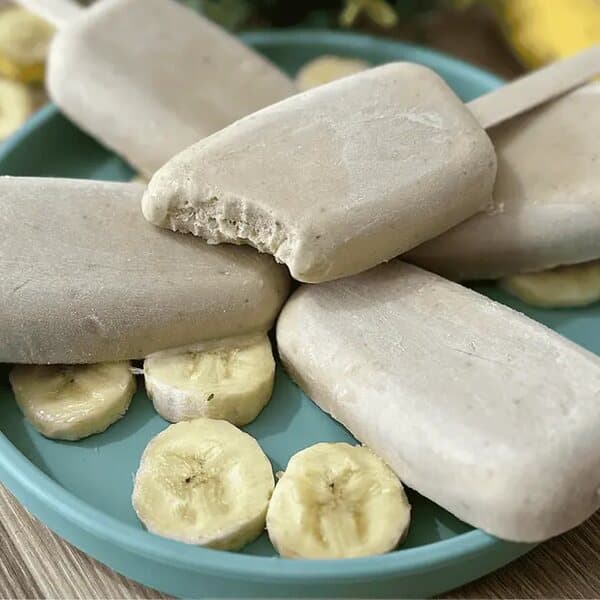 Bananenijsje aan een stokje